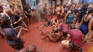 En imágenes: el rojo le pone color a la fiesta de la Tomatina