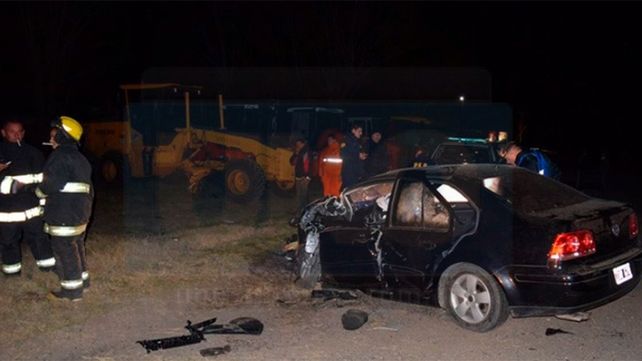 Son dos los fallecidos al chocar un auto contra una maquina vial en la banquina de ruta 18
