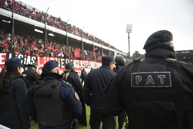 Corridas y peleas en la popular de Newells en el entretiempo demoraron el reinicio