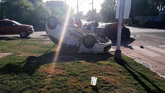 Un choque y posterior vuelco ocurrió a primera hora de la mañana de este domingo de Navidad