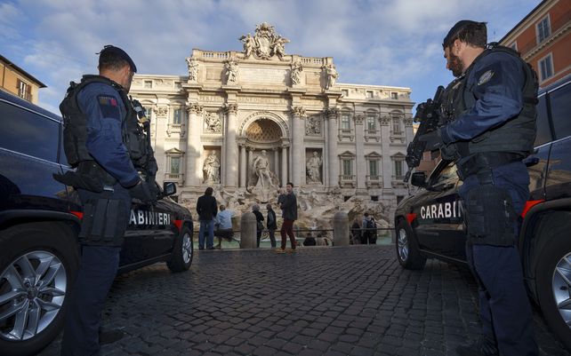 Carabineros italianos muestran su configuración táctica durante una vista previa para los medios
