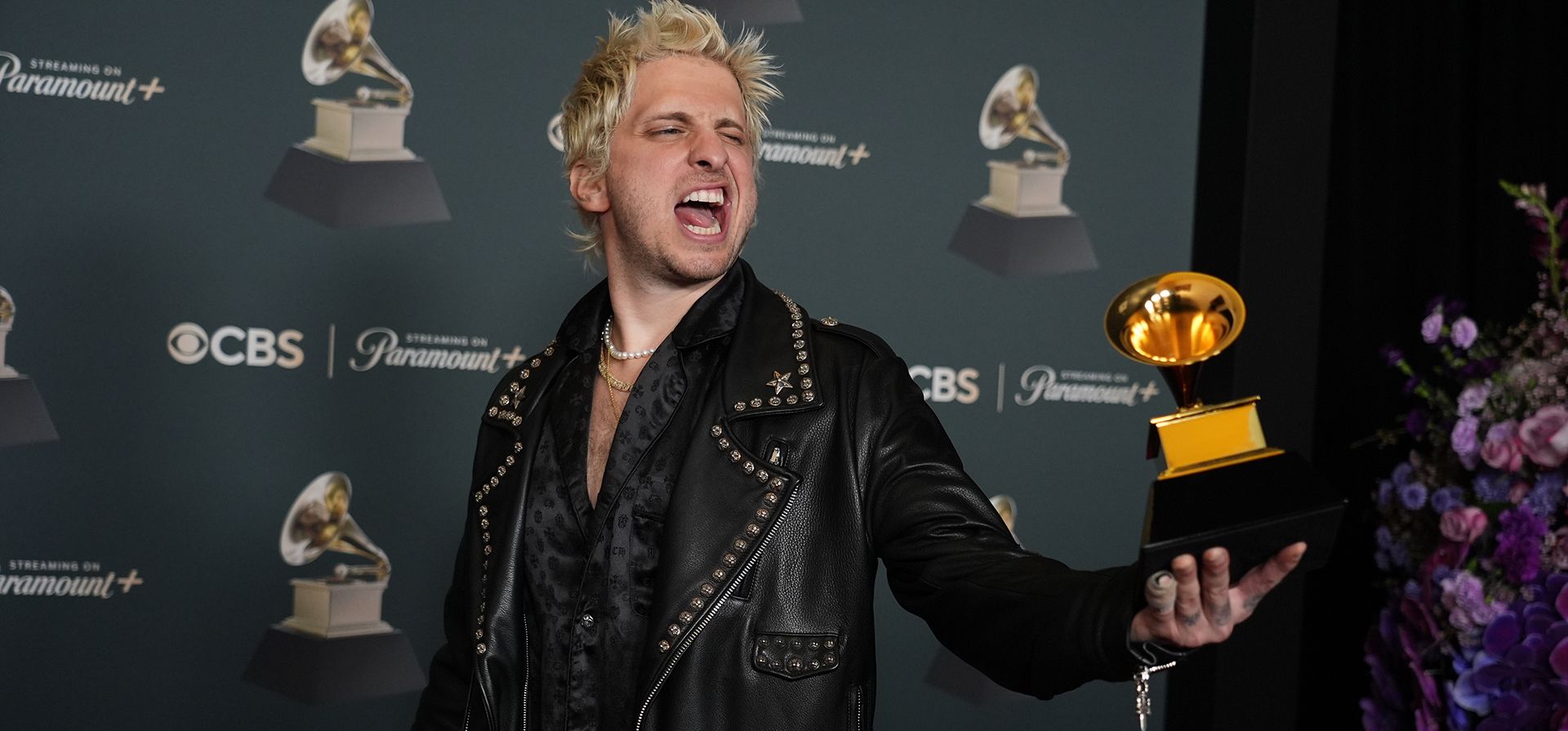 Andrew Watt posa en la sala de prensa con el premio a la mejor grabación dance pop por 