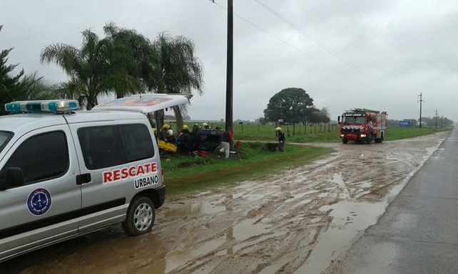 Volcó y chocó contra una columna