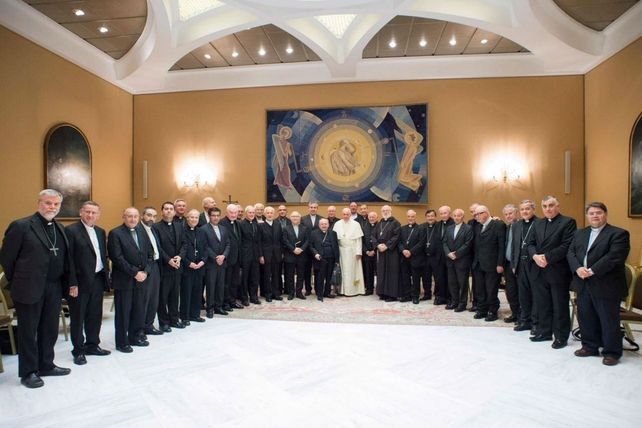 La foto del Papa con los obispos chilenos antes de la dimisión en bloque de los visitantes.