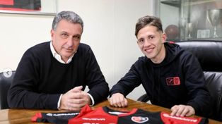 El presidente de Newells, Ignacio Astore, junto a Chirola Aquino en el momento de la firma del contrato.
