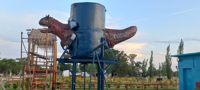 El tanque. Atravesado por un dinosaurio