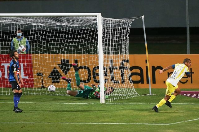 Zabala convierte para Central en aquel partido contra Huachipato, por Copa Sudamericana, en el que dirigió Claus.