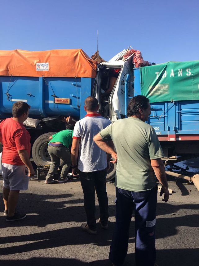 Autopista: el chofer que quedó atrapado en un camión fue rescatado con vida