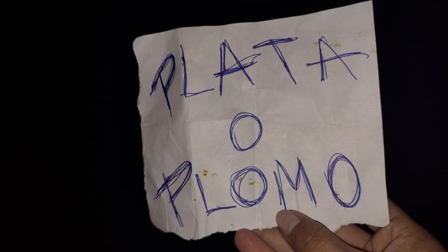 Un cartel extorsivo dejado en una casa de Garay al 1200 en agosto pasado. 