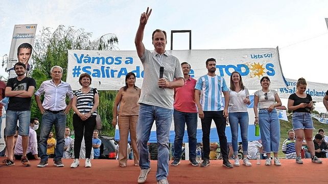 Gustavo Bordet saludando a la militancia en el acto en el barrio Francisco Ramírez