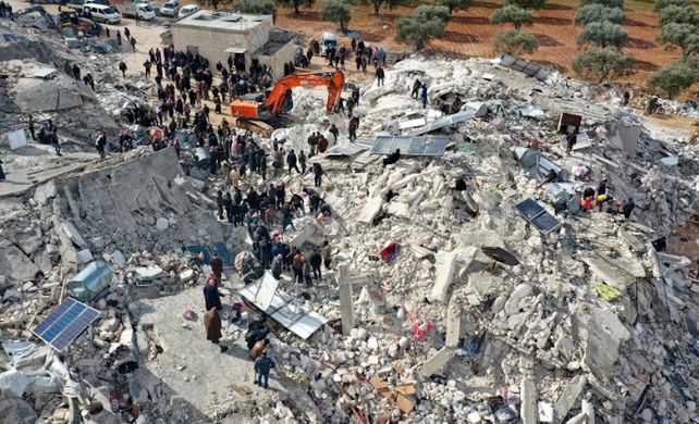 Milagro: rescatan a una bebé que nació bajo los escombros de un edificio después del sismo en Siria