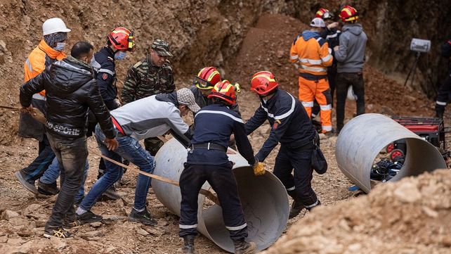 Sigue el desesperado rescate de un niño que cayó en un pozo
