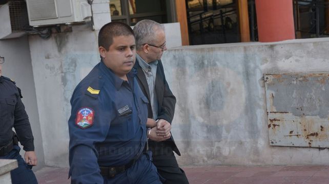 Esposado. El cura abandona Tribunales con destino al domicilio donde permanecerá con tobillera electrónica en prisión domiciliaria hasta que la sentencia quede firme.&nbsp;