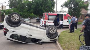 Impresionante choque y vuelco en un barrio donde nadie frena