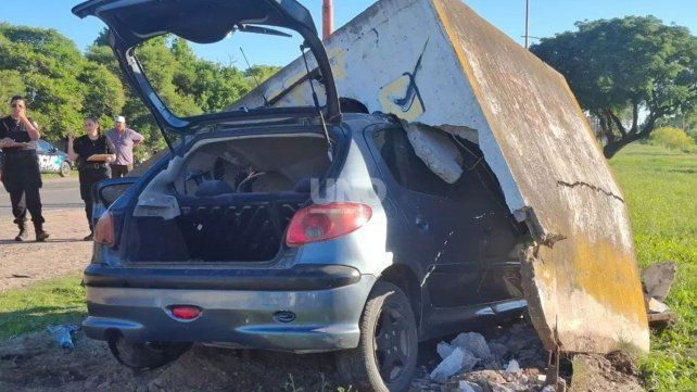 El conductor de un automóvil se estrelló a gran velocidad contra una garita de colectivos en San Justo 