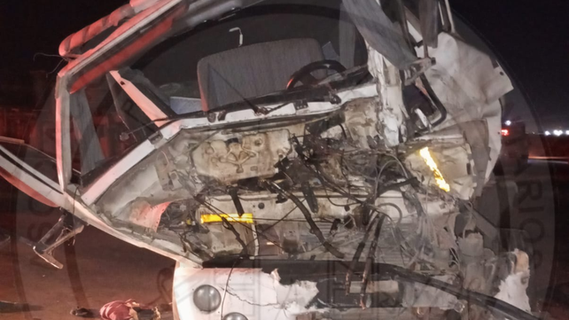 Choque y rescate en Puerto San Martín. Así quedó el camión en el que quedó atrapado su chofer.