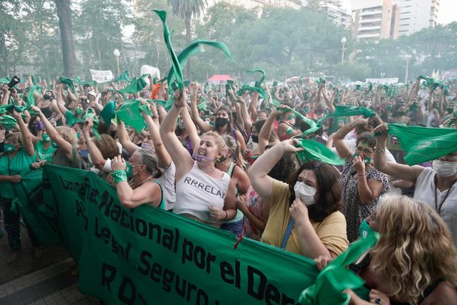 Pañuelazo verde: la plaza San Martín fue epicentro de la multitudinaria vigilia en apoyo al aborto legal 