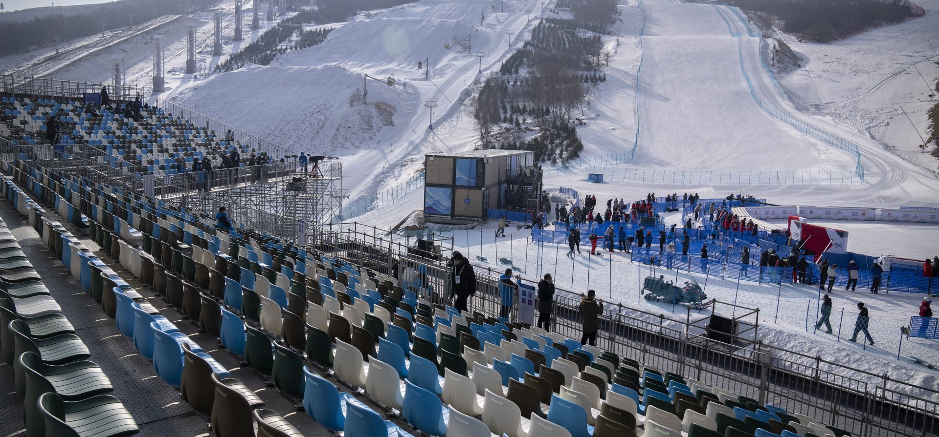 Los espectadores se acomodan en las gradas antes de la Copa del Mundo de Snowboard Cross de la FIS en el Parque de Nieve de Zhangjiakou Genting en Zhangjiakou, en la provincia de Hebei, en el norte de China. El lugar albergará las competencias de esquí de estilo libre y snowboard en los próximos Juegos Olímpicos de Invierno de Beijing 2022 .