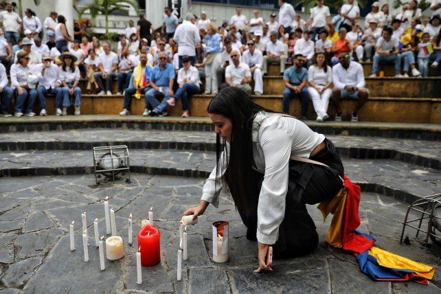 El político colombiano Miguel Uribe continúa internado en grave estado
