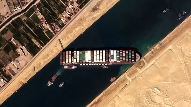 Nuevo intento por liberar al carguero que bloquea desde el martes el Canal de Suez