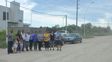 Desesperados. Los vecinos se reunieron sobre calle Balbín, donde se pudo comprobar que el aire es irrespirable cada vez que pasa un vehículo. Desesperados. Los vecinos se reunieron sobre calle Balbín, donde se pudo comprobar que el aire es irrespirable cada vez que pasa un vehículo.