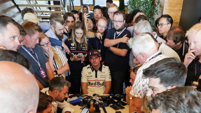 Los medios se amontonaron sobre Max Verstappen este jueves en Silverstone.