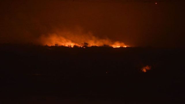 Las llamas ardiendo este martes en las islas de Santa Fe.&nbsp;