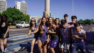 Estudiantes de secundaria se congregaron en la explanada del Monumento a la Bandera.