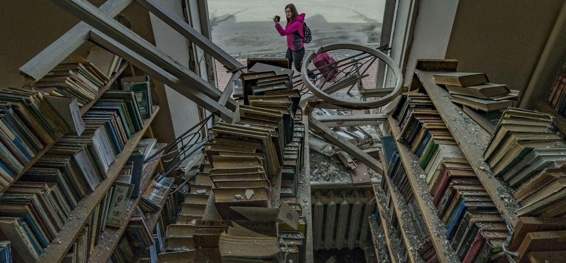 Una biblioteca destruida en Chernihiv, Ucrania. Fotografía: Celestino Arce/NurPhoto/Rex/Shutterstock