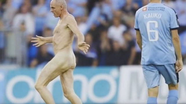 Insólito: ex jugador interrumpió un partido desnudo e hizo posturas de yoga