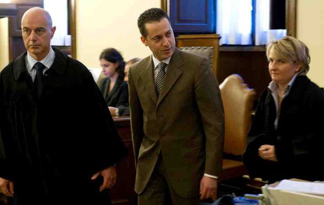 Paolo Gabriele(en el centro dse la imagen) podría ser perdonado por el Papa y no tendría que cumplir la sentencia. (Foto: AP)
