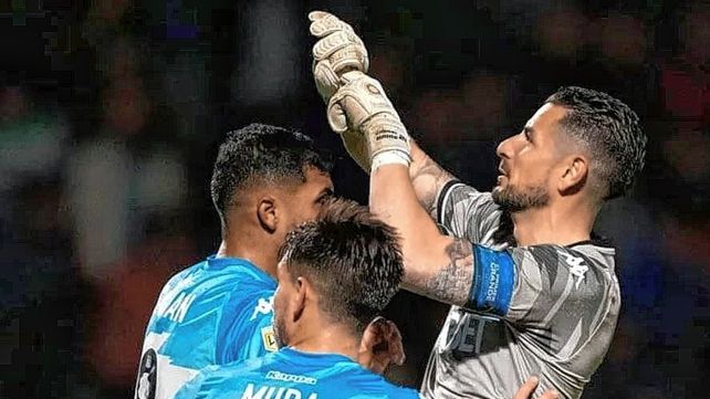 Gabriel Arias fue protagonista por realizarle gestos a la hinchada del Calamar