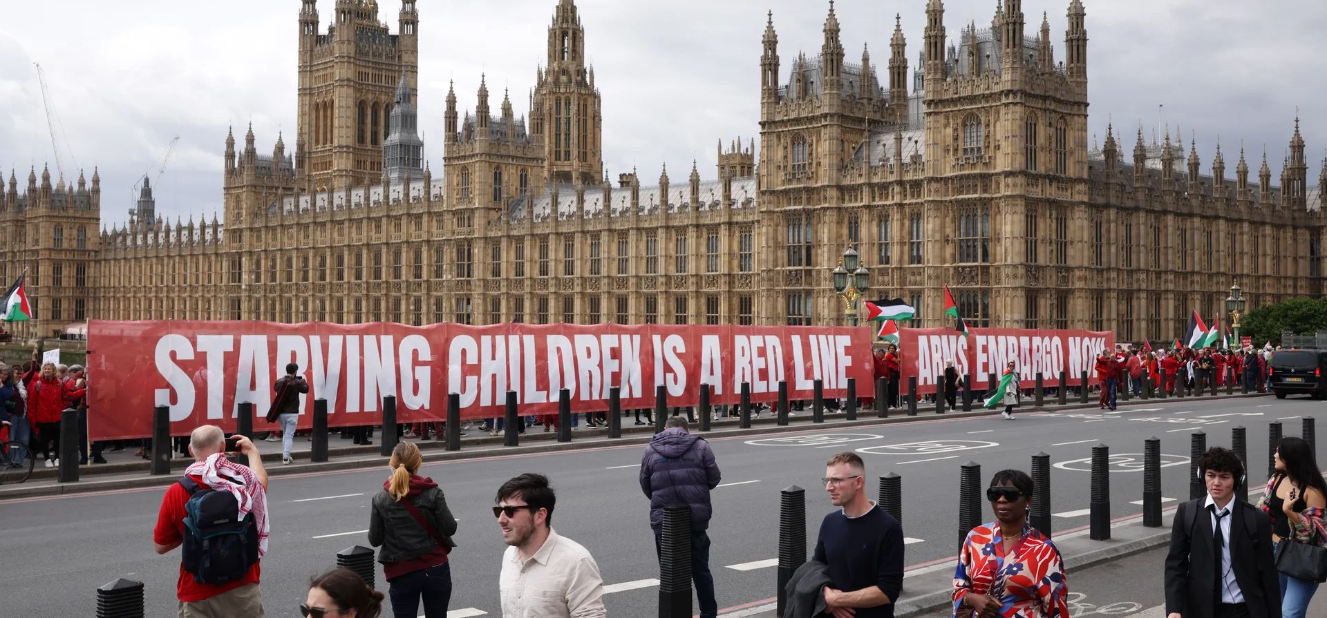 Activistas despliegan una pancarta de protesta contra la guerra en Gaza frente a las Casas del Parlamento en el puente de Westminster, Londres, Reino Unido. Fotografía: Dan Kitwood/Getty Images Activistas despliegan una pancarta de protesta contra la guerra en Gaza frente a las Casas del Parlamento en el puente de Westminster, Londres, Reino Unido. Fotografía: Dan Kitwood/Getty Images