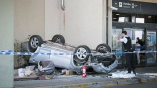 Un auto cayó desde el primer piso del aeropuerto de Bariloche