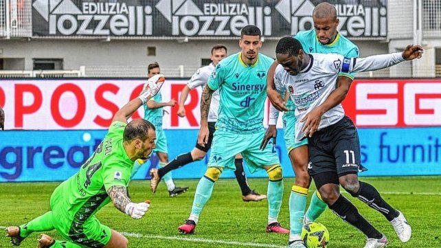Hellas Verona y Spezia jugarán un partido desempate para determinar quién se queda en la Serie A. Hellas Verona y Spezia jugarán un partido desempate para determinar quién se queda en la Serie A.