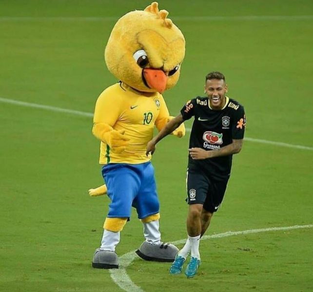 La foto del día la entregaron ¡Neymar, Coutinho y el pobre Canarinho!