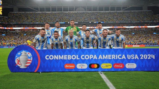 La formación de la Argentina que comenzó a jugar la gran final.