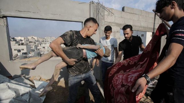 Israel vuelve a bombardear campamento de refugiados palestinos y hay decenas de muertos