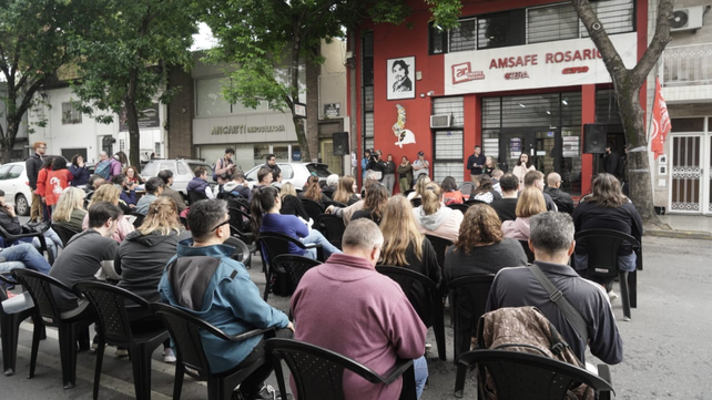 Asamblea callejera del gremio Amsafé Rosario. Los dirigentes reclaman reapertura de paritarias.&nbsp;