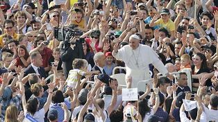 Doscientos mil fieles colmaron el Vaticano para festejar Pentecostés