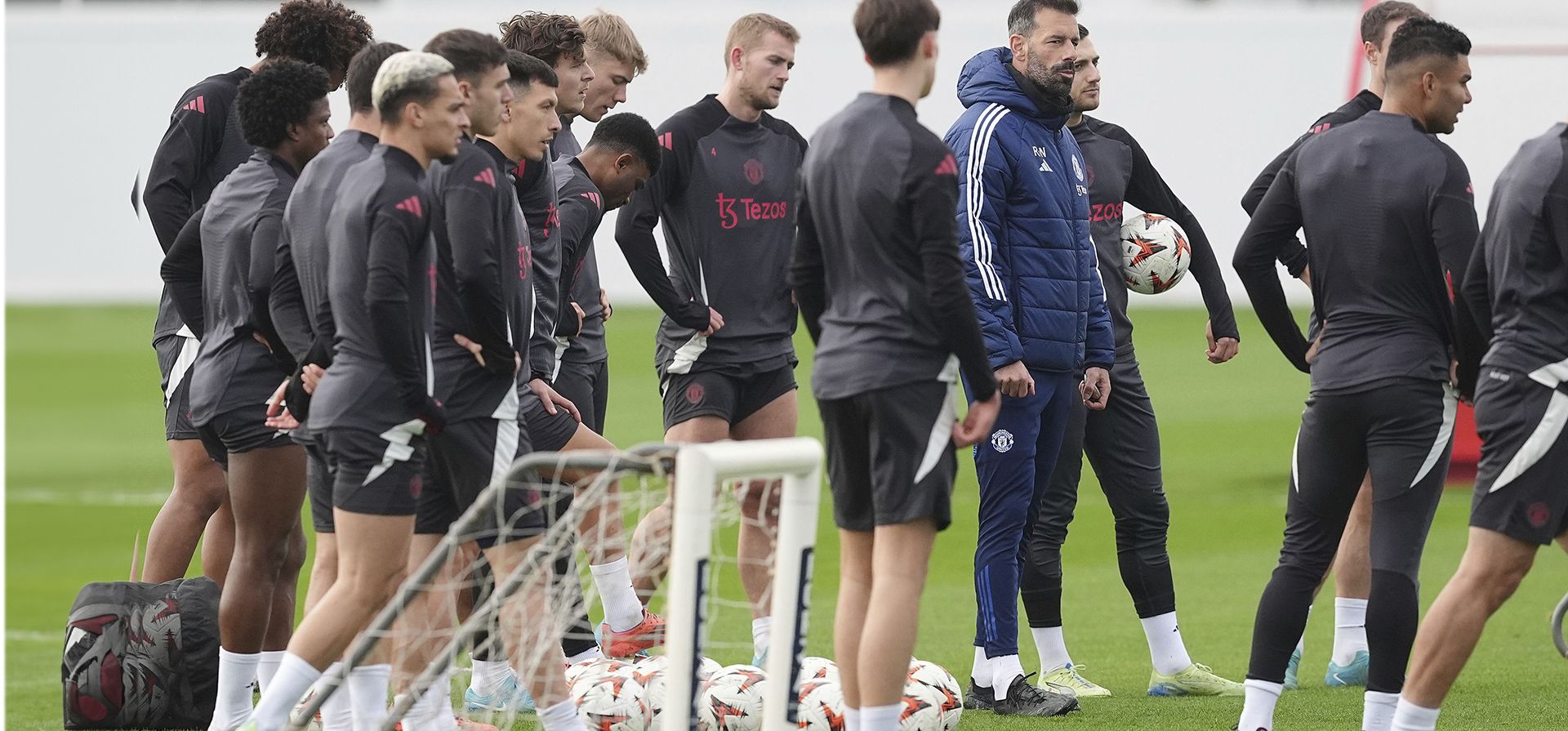 El entrenador interino del Manchester United, Ruud van Nistelrooy, da instrucciones a sus jugadores durante un entrenamiento del equipo, en Carrington, Inglaterra, el martes 6 de noviembre de 2024. (Martin Rickett/PA vía AP) El entrenador interino del Manchester United, Ruud van Nistelrooy, da instrucciones a sus jugadores durante un entrenamiento del equipo, en Carrington, Inglaterra, el martes 6 de noviembre de 2024. (Martin Rickett/PA vía AP)
