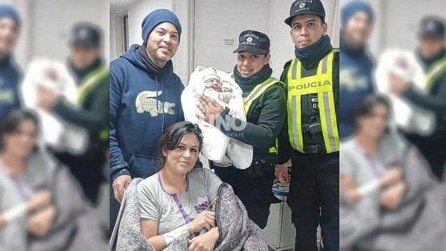 Policías héroes. Asistieron un parto dentro de un auto en el día más frío del año.