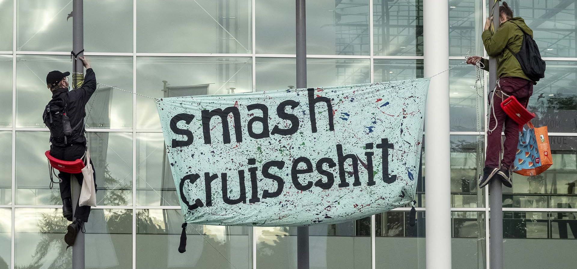 Activistas climáticos cuelgan una pancarta en la entrada principal del recinto ferial, como parte de los Días de Crucero y la feria comercial Seatrade Europe, en Hamburgo, Alemania, el jueves 11 de septiembre de 2025. (Bodo Marks/dpa vía AP) Activistas climáticos cuelgan una pancarta en la entrada principal del recinto ferial, como parte de los Días de Crucero y la feria comercial Seatrade Europe, en Hamburgo, Alemania, el jueves 11 de septiembre de 2025. (Bodo Marks/dpa vía AP)