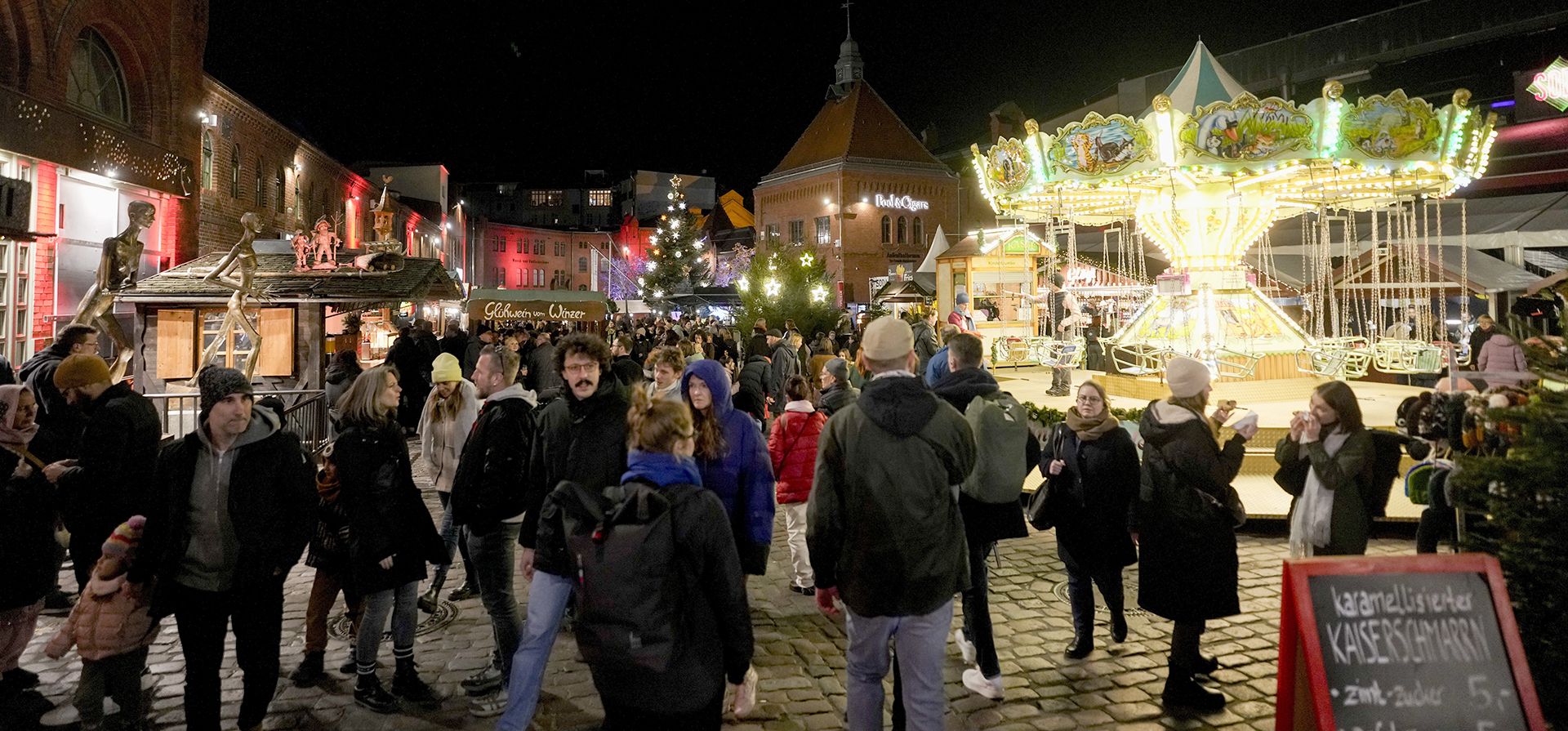 La gente visita el mercado navideño La gente visita el mercado navideño