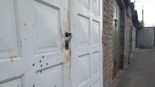 La cochera de la familia en el Fonavi de Solís al 300 fue baleada, entre otros ataques contra las víctimas