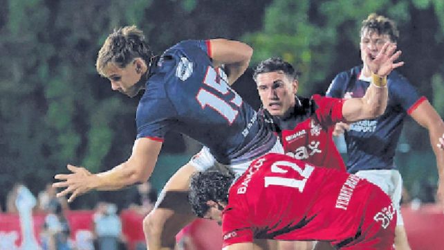 Francisco Lluch intenta colarse entre los defensores cordobeses. Dogos fue más sólido ante un Capibaras con intermitencias en el Súper Rugby Américas.