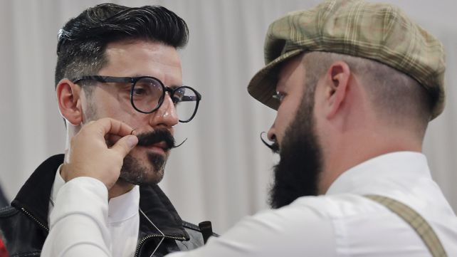 Barbas, bigotes y tatuajes en la convención internacional de Bucarest