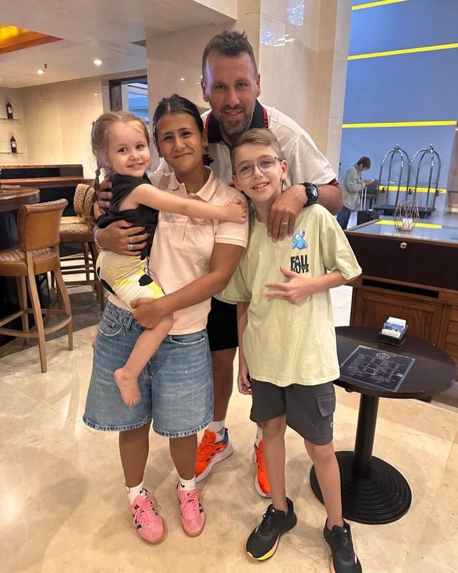 El técnico leproso juntó a sus tres hijos en la foto.