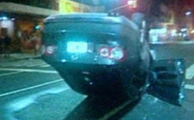 Avería. El auto de Moriatis volcado. Se le rompió un extremo de dirección.