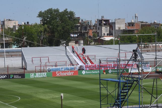 De cal y arena. Tapia se anotó un poroto con la selección. Pero no hizo nada por la vuelta de los hinchas visitantes y además su club, Barracas Central, consiguió que le habiliten un estadio con enormes deficiencias.